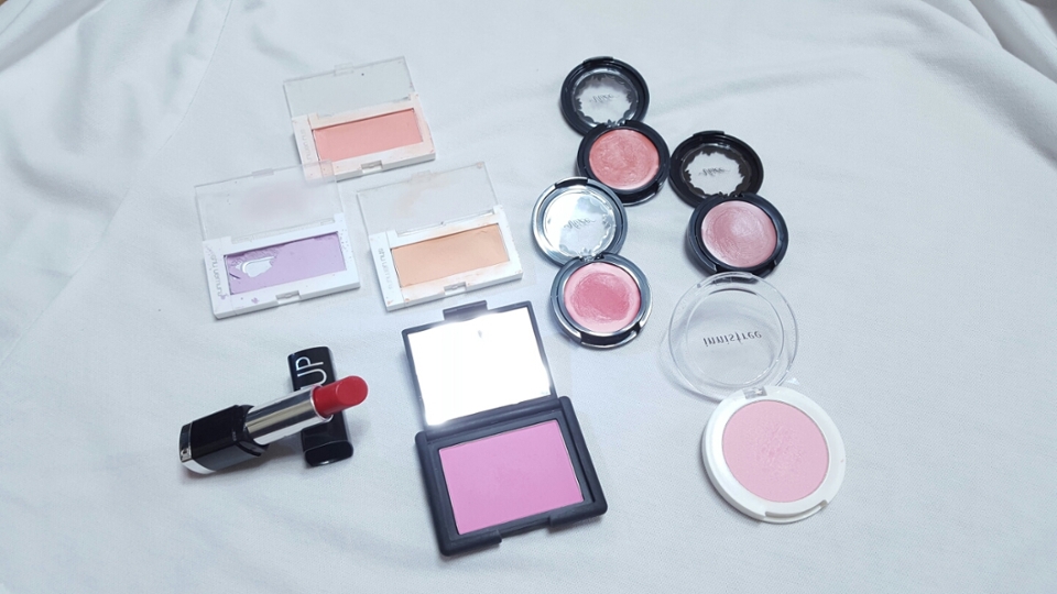 🌟짠🌟

이 친구는 무려 서양화전공이라 색감에 굉장히 민감해요
그래서 만약 이친구 제품이 컬러가 맞는 분들은 거의 다 잘 맞으실듯해요


그리고 저 하얀 배경은 무려 작은아버지 셔츠랍니다




ㅋㅋㅋㅋㅋㅋ작은엄마한테 등짝맞음ㅋㅋㅋㅋㅋㅋㅋㅋㅋㅋ..