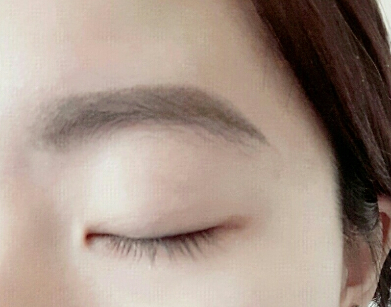 눈썹은 바다에 있는 눈썹모양으로 눈길이 보다 좀 길고 끝부분이 처지게 그려주세요~!