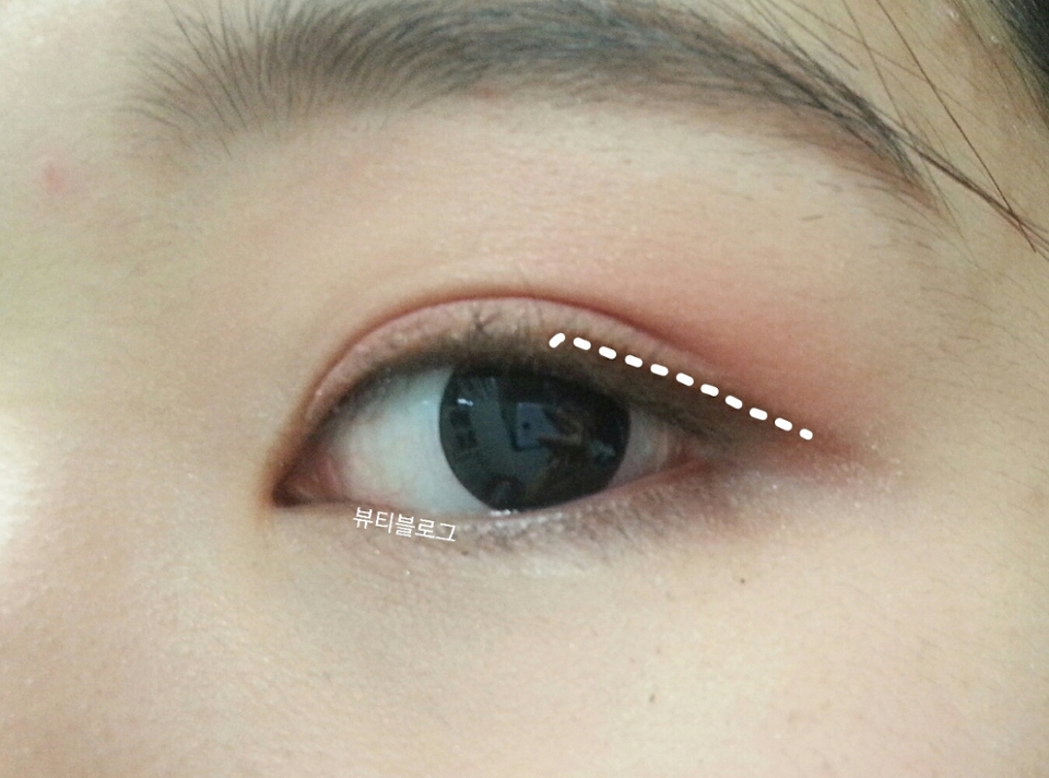 아이브로우 혹은 초코색상 샤도우로 꼬리를 그려줍니다. 자시가 원하는맘큼 그려주세요.
전 아이브로우 사용했습니다.

에뛰드  드로잉 아이브로우 브라운