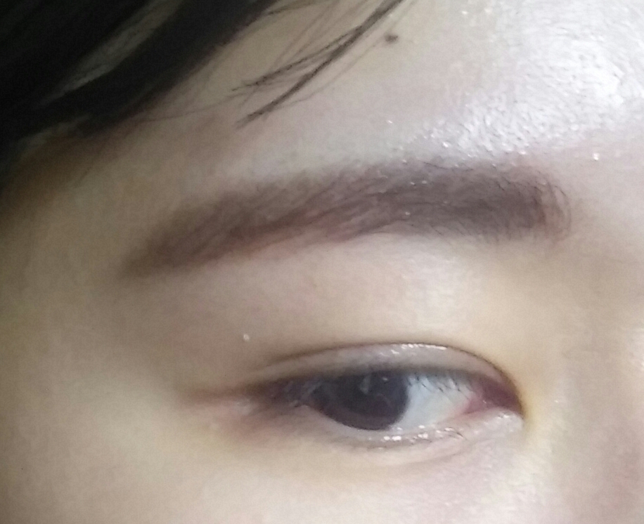 이때눈썹털이 적당하기때문에 흐흫 펜슬과색이달라서 고민할필요가없죵 어느정도 잘어우러집니다 하지만 나는완벽을원한다하시면 아이브로우마스카라를 슉슉살에닿지않게발라쥬세요 
진짜힘들게리뷰했으니깐 좋은팁얻어가시는대신 꼭좋아오눌러주세오 다음에도좋은팁으로돌아올께용♥