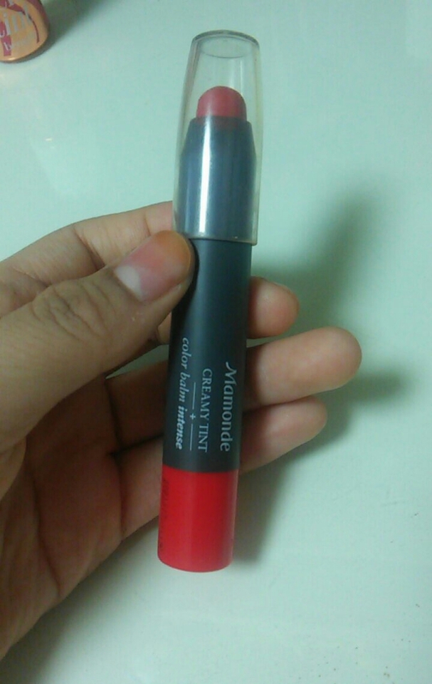 다음은 마몽드 컬러밤 애플바이트 에요!!
다홍색의 정석!!인데
바르는 순간 얼굴에 형광등을 탁!켜주는 고마운 아이랍니더