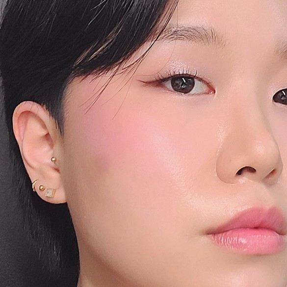 맑고 투명한 발색의 3CE 뉴 테이크 페이스 블러셔💖

​

메이크업에 전체적 톤을 잡고 세련된 결광을 더해 모던함 뿜뿜인 룩을 연출하고 싶다면 추천드려요!