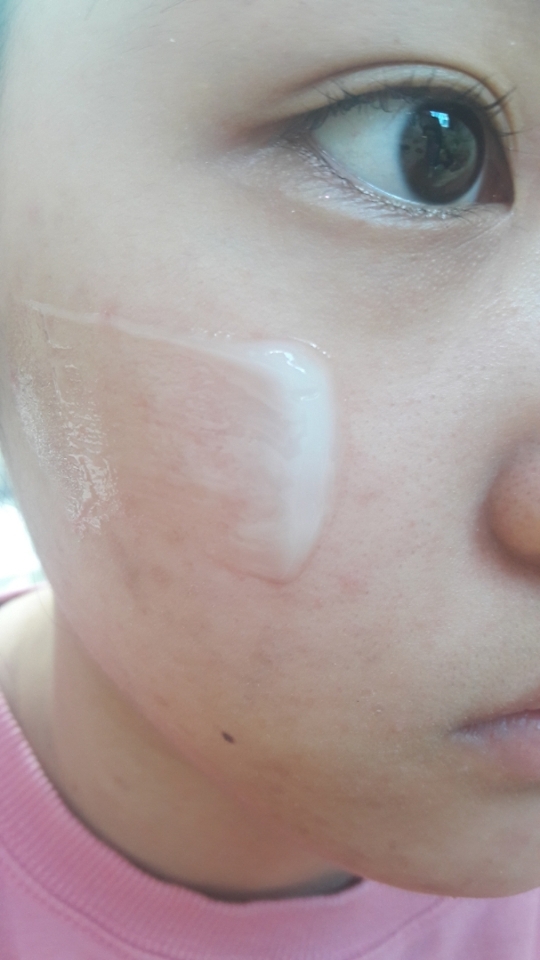 이렇게 쓱 발라서 골고르 문질물질 해주었더니 뭐랄까 바로 맨들맨들 해지는 기분이랄까요..?