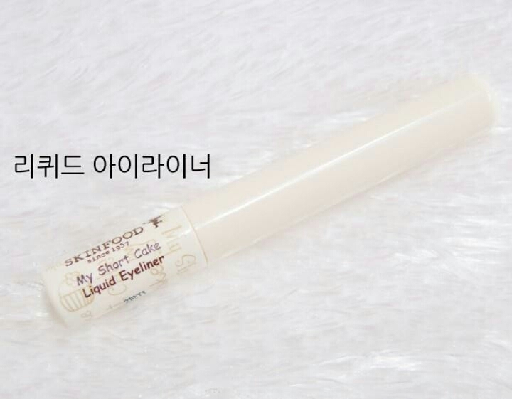 다음은 리퀴드 아이라인이에요~~

리퀴드는 가장또렷하고 지속력이 우수한제품!!
그러나 초보자 분들이 쓰기에는 어려워요~~