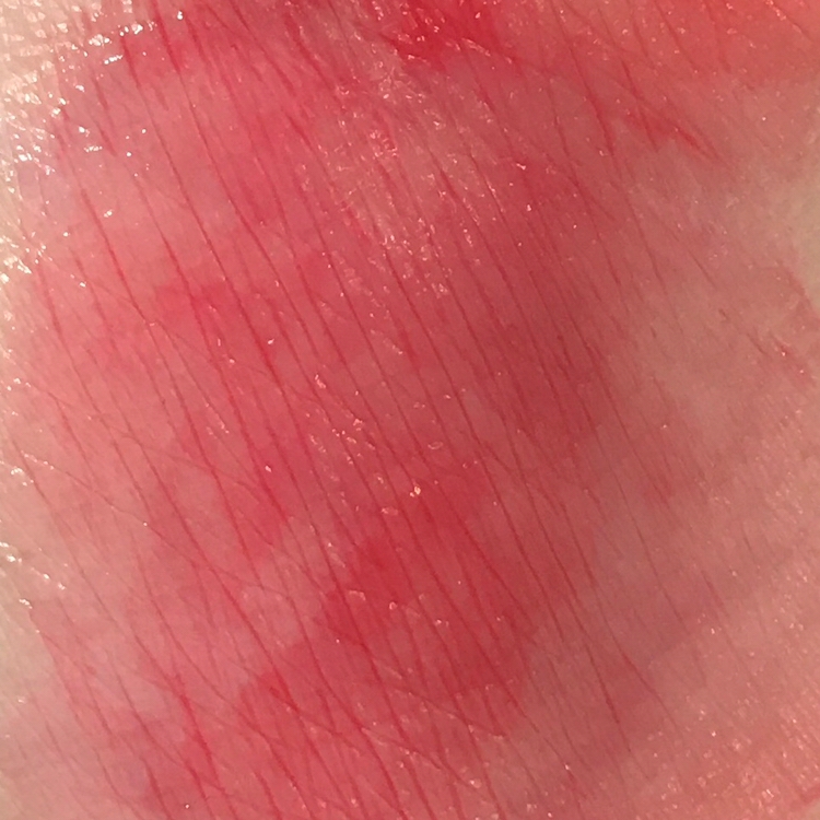 손바닥에 발색 해줬어요!
립밤 타입이라 미끄러지듯이 발리고 레드 빛을 띄었어요!