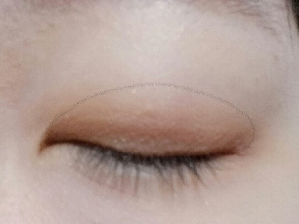 펄이있는 브라운 섀도우를 발라줍니다