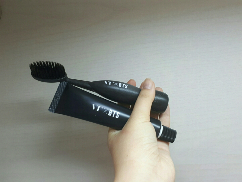 칫솔은 진짜 왕큰데 그만큼 그립감도 좋아서 더 편한것같구 치약 양도 많아요! 화이트 살걸 그랬나 하구 조금 후회되기도 하는데 어쨌든 소장용이라 쓰지는 않을거니까^^