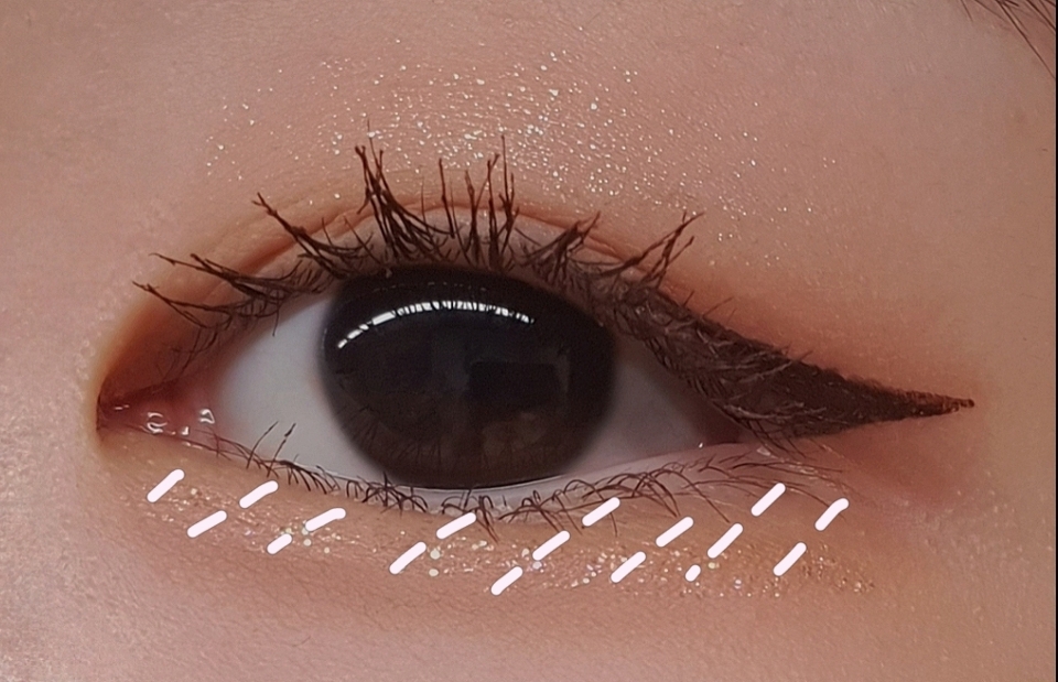 그리고 마지막으로 애굣살에도 글리터를 발라주시면 됩니다!
저는 블랙루즈 펄블리 아이글리터 설레는 꿀자몽 색상을 발라주었는데 이 팔레트랑 조합이 대박이더라구요!

그리고 저는 이 팔레트 자체가 과하지 않고 은은한 느낌이라고 생각해서 글리터도 일부러 조금만 톡톡 찍어주었답니다.