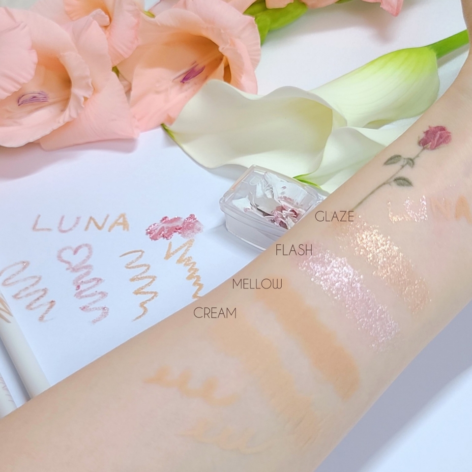 컬러는 컨실러 2컬러와 하이라이터 2컬러로 총 4가지로 출시되었어요

​

컨실러는 21호 #크림 & 23호 #멜로우 , 글리터는 사랑스런 실버펄 페일핑크 컬러인 #플래쉬 & 글램함 뿜뿜 골드펄 살구 컬러인 #글레이즈 !

