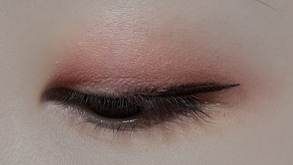 붉은색섀도우는 쓰고싶지만 눈이 부어보여 걱정인 분!
분위기 뿜뿜하는 아이메이크업을 원하시는 분!

당장 에뛰드로 달려가세요!!

100번 화장하면 그 중 90번은 꼭 말린장미색 섀도우를 써야 만족하는 사람인데 달달한 대추차 산 뒤로 왜 진작에 안샀을까 후회하는중이에요..

뭔가 유명한건  손이 잘 안가서 안사고 있었는데 역시 유명한건 유명한 이유가 있는거였어욤 ..
완전 인생템! 이라 혹시 아직 안사신분들 있으면 꼭 추천드리고 싶어요!!
