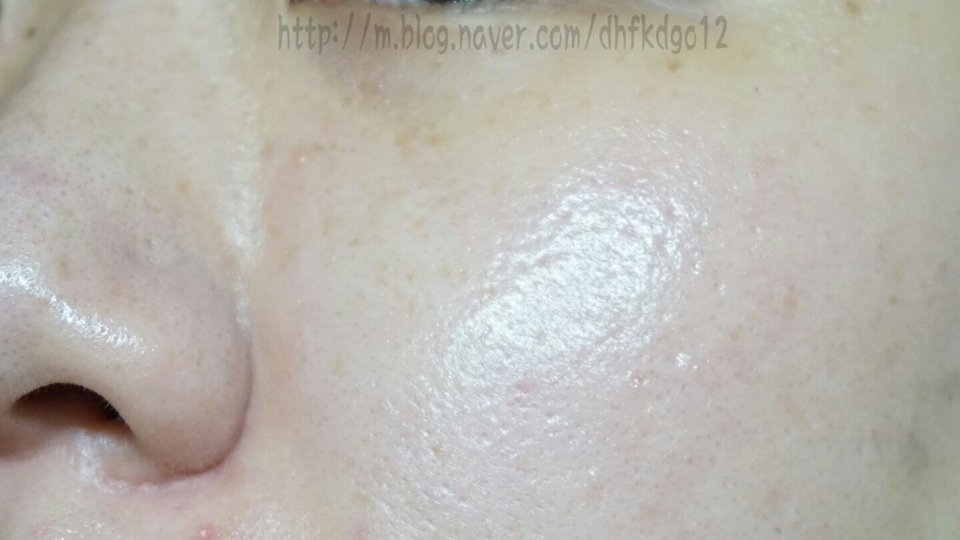 스킨사용후 화장솜에 500원크기만큼 적셔 눈가를 피해 발라주면 돼요!
그냥 일반 에센스마냥 리퀴드타입인줄 알았더니.
약간의 오일리한듯하면서 막상 만져보면 오일리한 느낌도 없고.. 이거 바름 광이 진짜 후덜덜..
오바해서 눈부실정돜ㅋㅋㅋㅋㅋㅋㅋㅋㅋㅋㅋ
