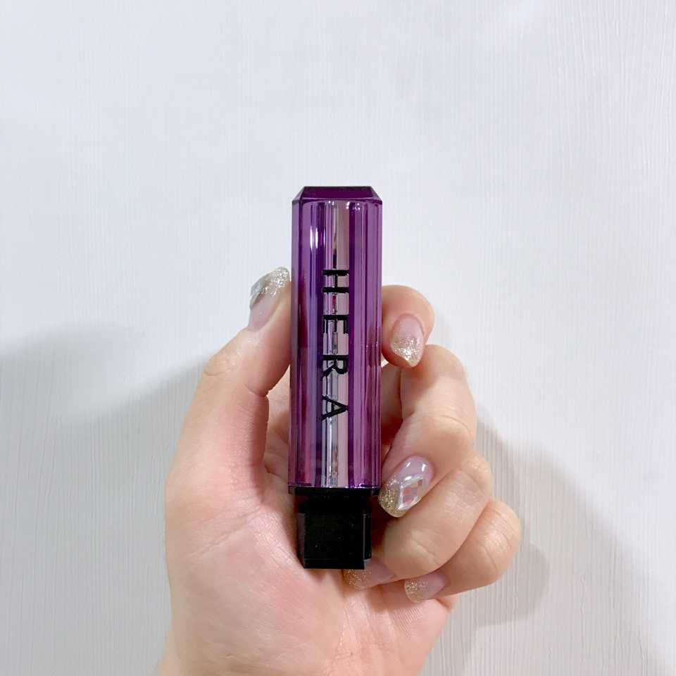 헤라의 독특하면서도 예쁜 케이스예요!

투명한 보라빛 립스틱으로 살짝 케이스가 큰 편이에요