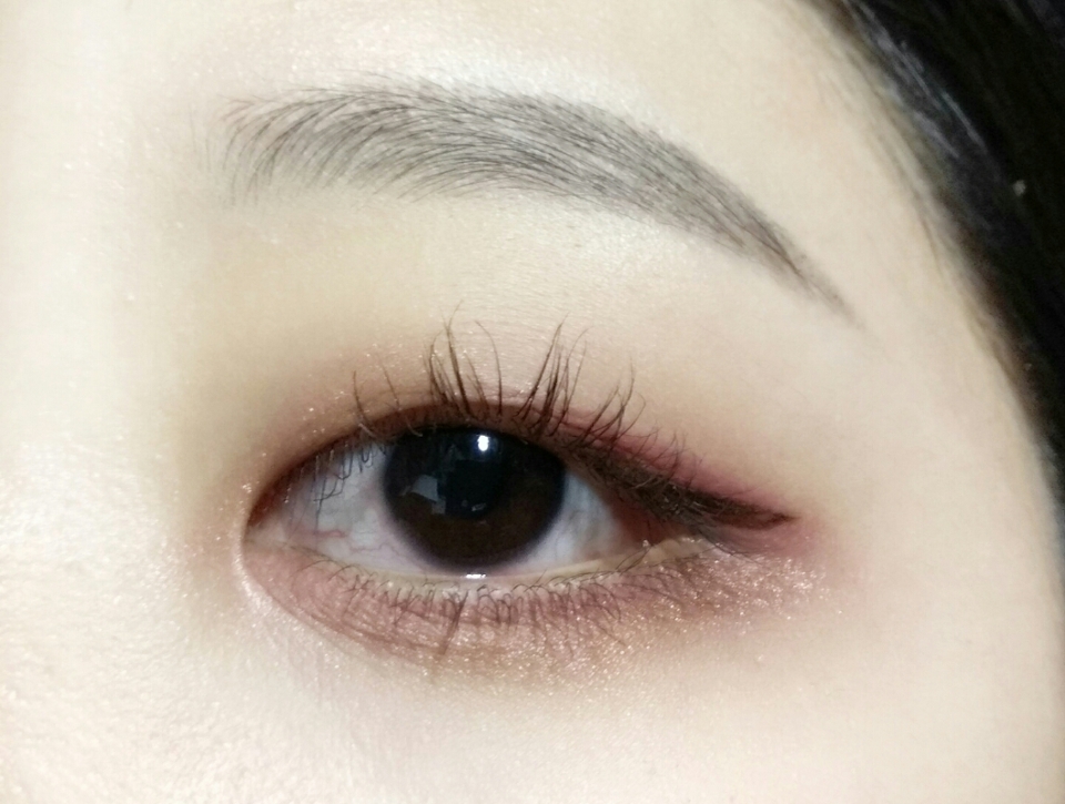 마지막으로 핑크코랄컬러에 금펄이 박힌 컬러를 언더에 발라주었어요

-에뛰드 블렌드 포아이즈 01드라이로즈;로즈베리(키싱미키싱구라미랑 거의 흡사)