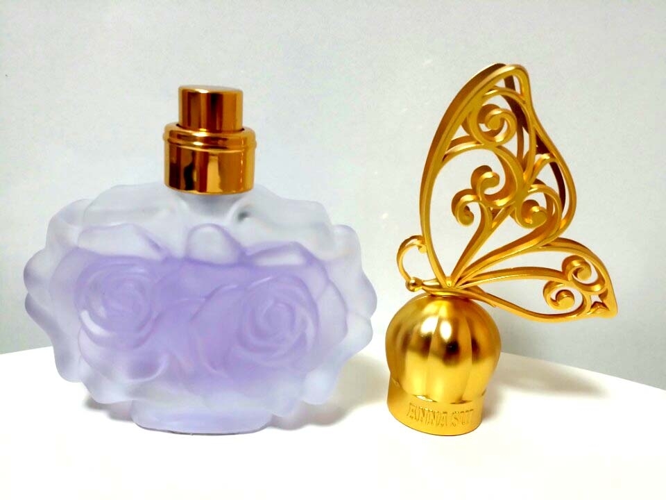 뚜껑을 열어 보았어요
안에도 금색이네요
향수 칙칙 뿌리는 모습 찍고 싶었는데 저는 그렇게 좋은 카메라가 아니라 찍을 수 없었어요...
저는 그저 폰카 쓰는 쭈구리