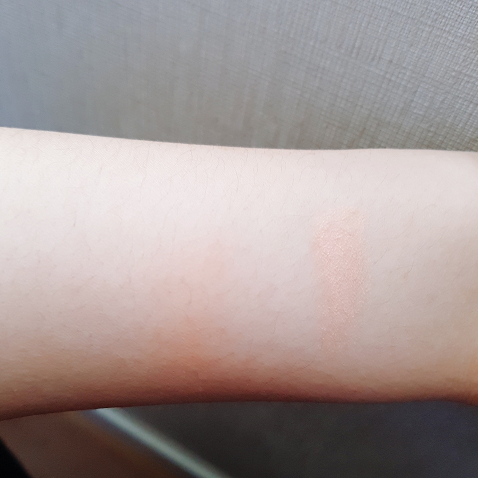 색상은 연하고 피치? 색상이에요 