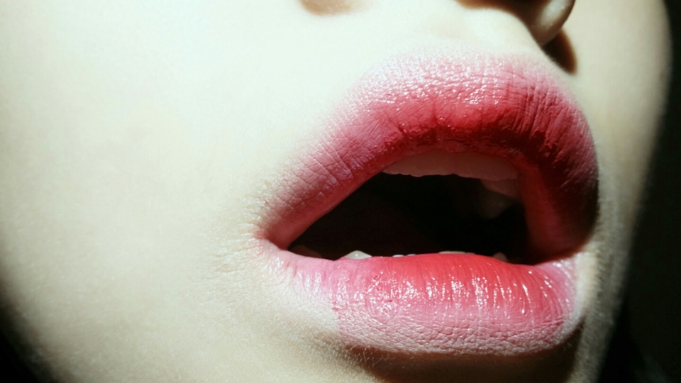 입술은 바비브라운립스틱과101펜슬버건디컬러로발라줬어요