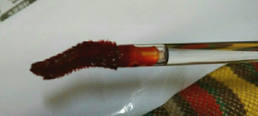 팁이 입술모양에 맞게 휘어있어서 바르기 정말 편했어요