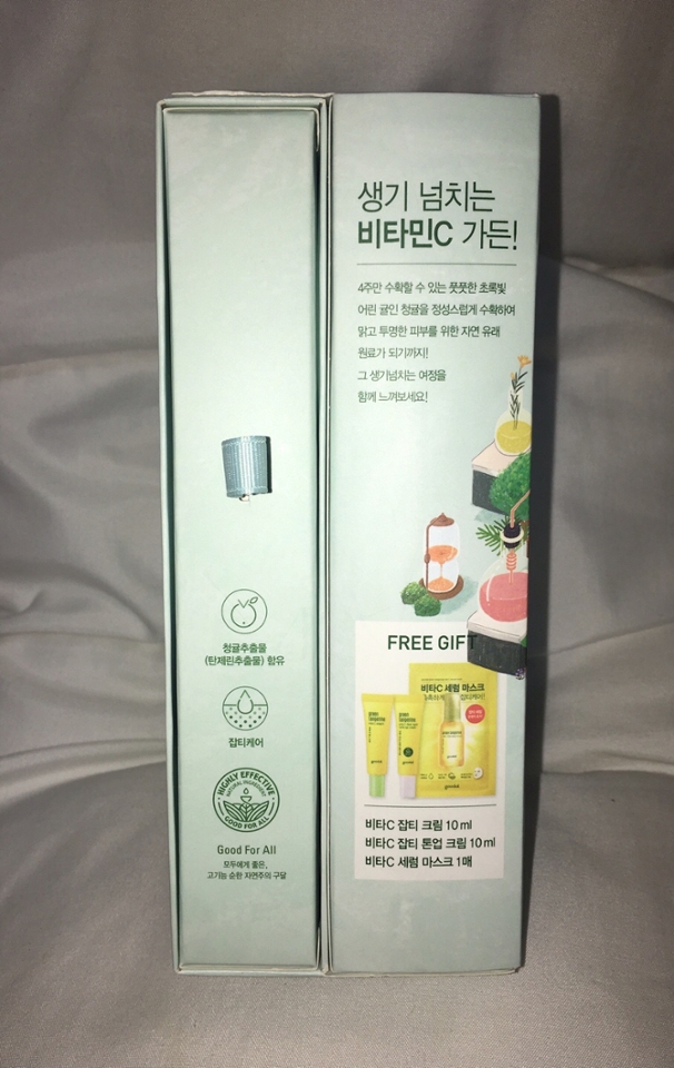 기획세트 구성: 
구달 청귤 비타씨 잡티 세럼 본품 30ml 2개
청귤 비타씨 세럼 마스크 1매
청귤 비타씨 크림 10ml
청귤 비타씨 잡티 톤업크림 10ml

기획세트는 두꺼운 책처럼 생겼는데 양쪽에 달린 하늘색 끈을 당기면 열리는 방식이었어요