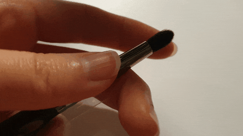 부드러우면서도 탄력있어요
끝부분은 날렵한 편이라서 삼각존 부위를 윗 라인과 띄워서 섀도우 칠할 수 있고, 경계지지 않고 부드럽게 발색되요.
