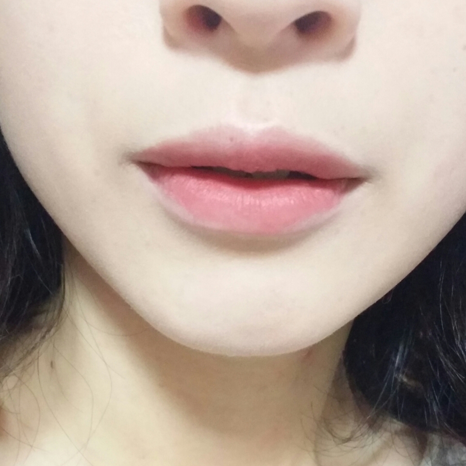 입술은 진하지않게 벨벳레드 색으로 안쪽으로만 바르고 그라데이션해줬어요