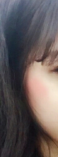 사진을 잘보여주기 위해서 일부로 볼에 진하게 발랐어요!
볼에 발색했을땐 이런 느낌이구요,
백화점에서 테스트꼭 해보시고 구매하길 바래요👍
