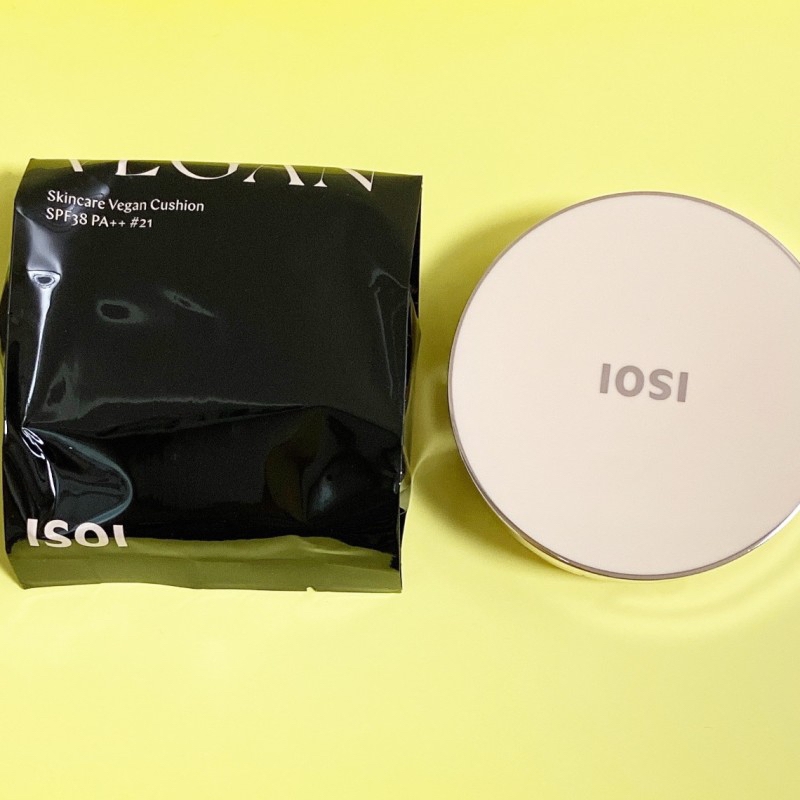 제가 사용한 제품은 아이소이 스킨케어 비건 쿠션입니다.
본품과 리필 하나로 구성된 제품이에요.