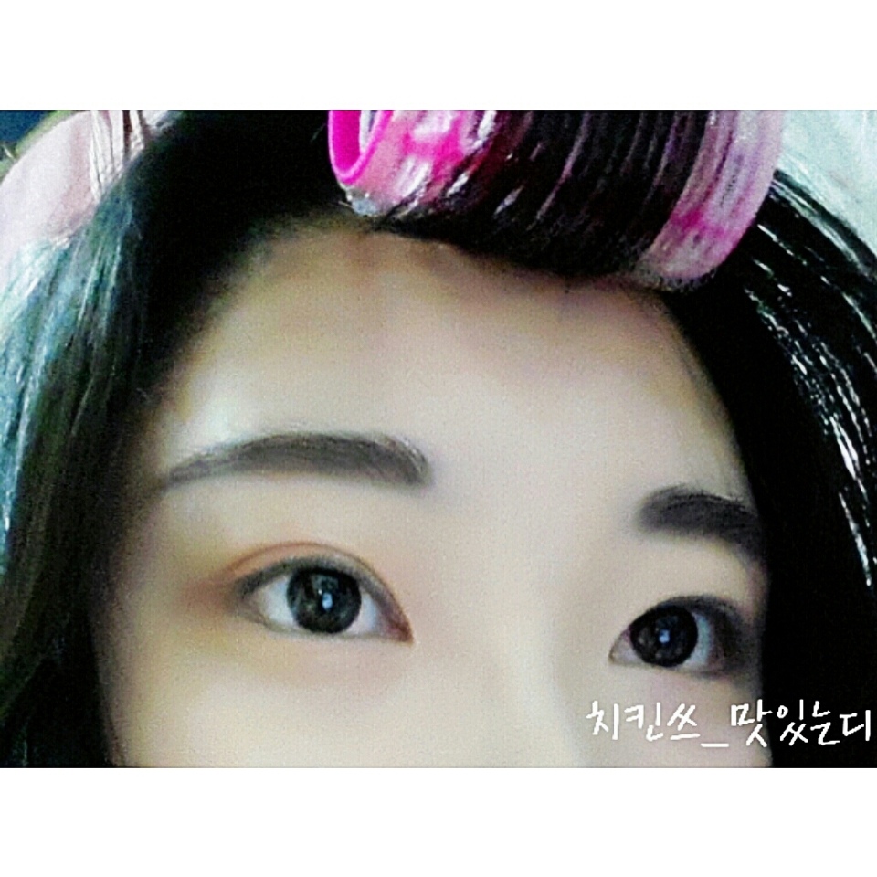 눈썹을 그려주세요☺
#베이스섀도우는 핑크코랄 색상으로 눈두덩이 전체와 눈밑까지 발라주세요.
사용제품은 #아리따움 #모노아이즈 #더티댄싱 입니다☺