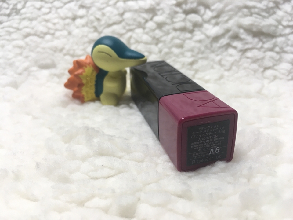 
바닥에는 이렇게 제품 정보가 적혀있습니다.
(어제 리뷰한 어텀 애프터눈같은 경우에는 제품 번호만 적혀있었는데 로즈바는 이름도 같이 적혀있네요...?)
