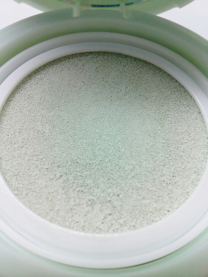 확대했어요. 지금은 많이 써서 얼마없는데 친구한테 받았을 때는 액(?파데)도 많고 보기에도 촉촉해보였어요😻