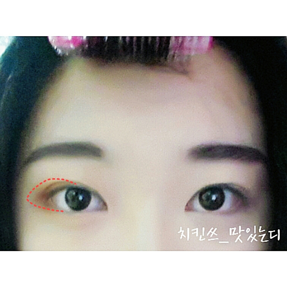 그다음 브라운 계열의 섀도으로 눈중앙부터 눈꼬리 뒤쪽으로 그라데이션하면서 발라주시고, 삼각존까지 눈끝부분을 강조한다는 느낌으로 섀도우를 발라주세요.  
사진상로 색상이 연하게 나왔는데 진하게 발색해주세요!
사용제품은 #에뛰드 #시럽빼고테이크아웃 입니다