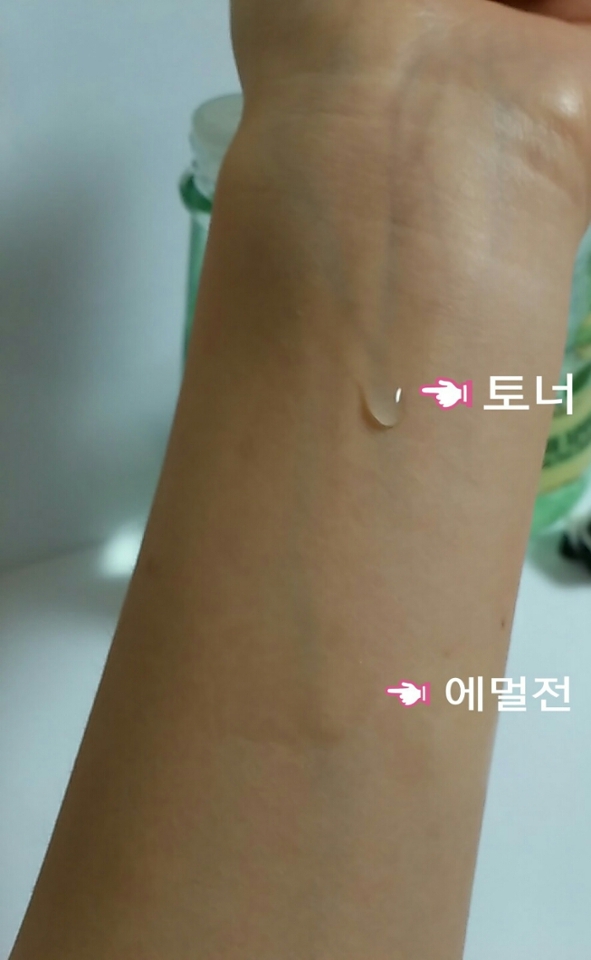 에멀전과 토너 둘다 뭔가 액체느낌이라 앞 사진만으론 구분하시기 힘드실것 같아 준비해보았습니다! 둘의 차이가 보이시나요??