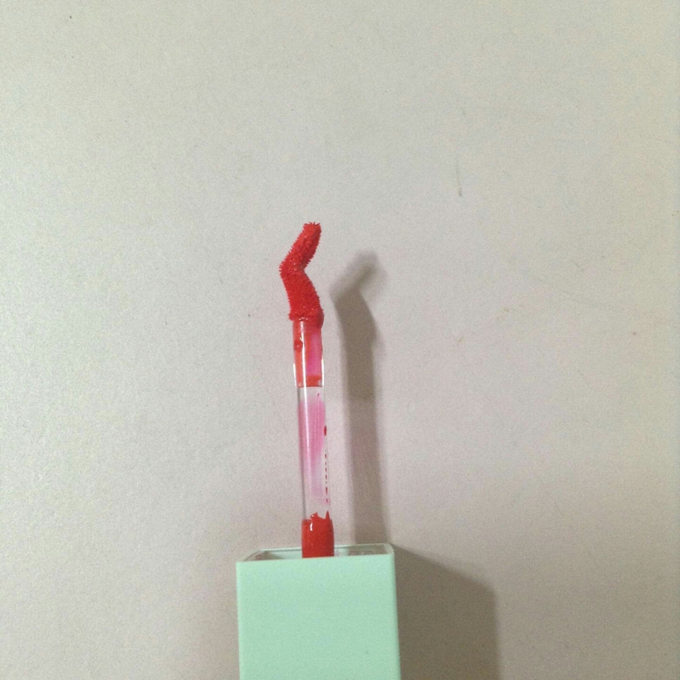 립을 바르기 쉽게 구부려져 있습니다.