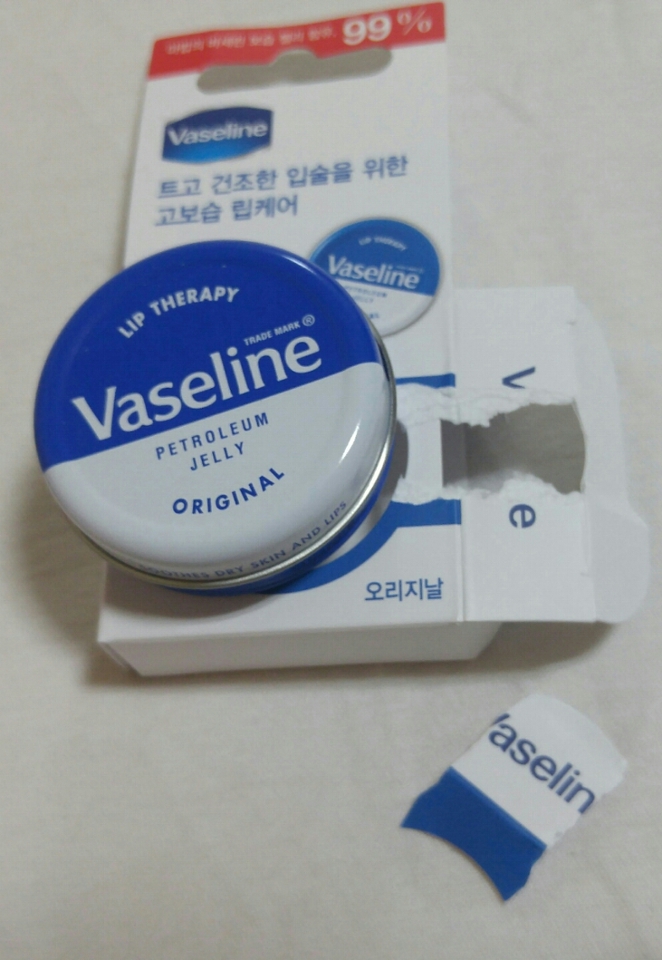 (예쁘게 뜯고 싶었는데)(어제 자른 짧은 손톱으로는 아무것도 할 수 없었다)(마음이 너무 아프다)
