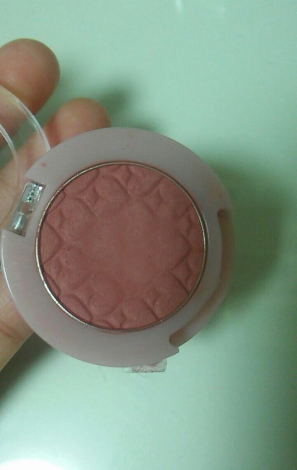 첫번째는 섀도1입니다
이 섀도는 넘나 유명한 
에뛰드 여인의 코트(부다페스트)입니다!!
딱봐도 붉으리붉으리 한거 보이시죠?
약간 달달한 대추차의 웜톤 버전이라고 생각하시면 됩니다!!