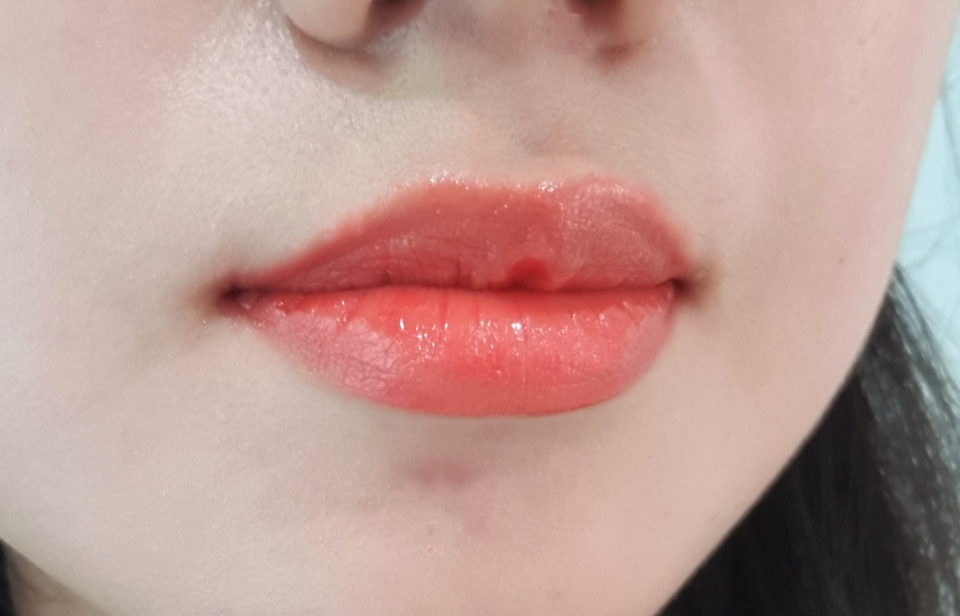 마지막은 다시 제가 구매한 인기컬러 609호 섭머지드코랄입니다! 촉촉한 타입이라 착색과 지속력은 거의 없어요 반짝이는 입술을 연출할 수 있어요~♡