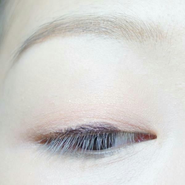 펜슬아이라인은
눈 중앙➡눈 앞➡눈 꼬리 순으로 그립니다