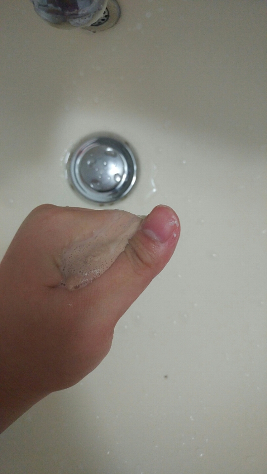 어느정도 문질러주셨으면 꾹 짜주세요
그냥 짜는게아니고 꾸정물을 내보낸다 생각하시고 가운데서 위쪽으로 짜주시면 저렇게 파데국물이 나와요 너무 쎄게 짜면 스펀지가 찢어질수있으니 조심해서 짜주세요
