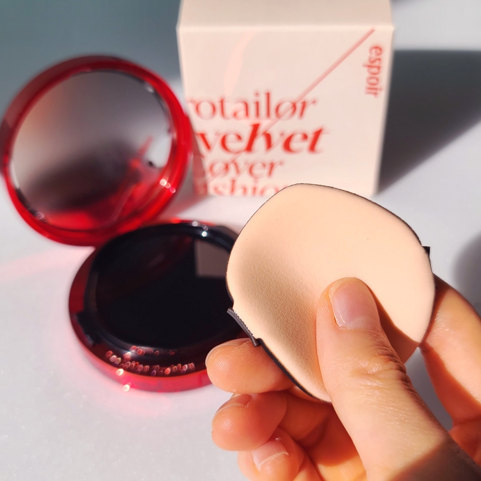 에스쁘아 퍼프는 빤빤 보다는 말캉말캉 유연한 재질인거 다들 아시쥬?

​

비벨벳 쿠션 퍼프도 말랑한 재질에 물방울 쉐입이라 코 옆이나 눈가까지 정교하게 바를 수 있어요