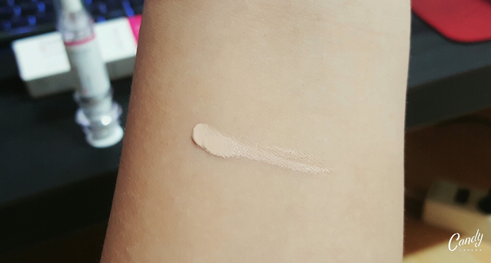 색상은 대충 이런 색상이에요

아 이 컨실러 호수는 없는거같아요!!