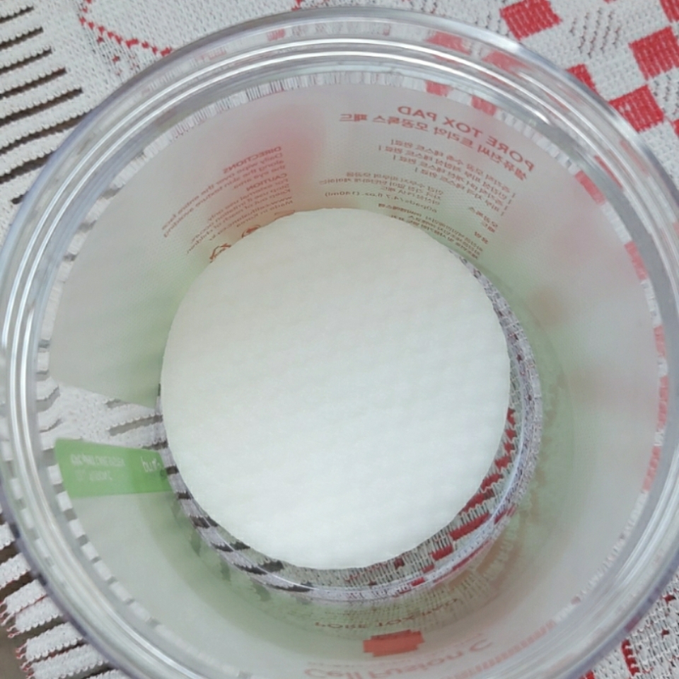 원래 사진보다 에센스가 더 있었는데 쓰다보니까 좀 줄었네요😅
앞에 퐁당 제품에 비하면 패드 크기는 적당한 편이에요🙃