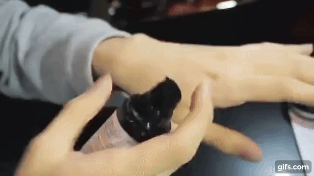 1.프라이머를 적절량 손등에 덜어 컨실러브러쉬에 잘 먹여줍니다.