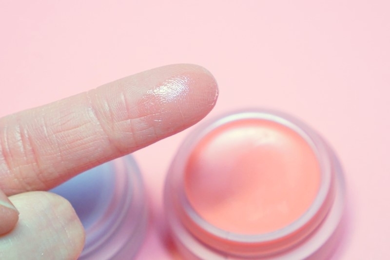 밤 타입으로 색상을 여러가지 에요손의 온도로 녹아서 묻은 손으로 입술에 잘 펴발라 주면 되는데요단 따듯한 곳은 피할 것!

이렇게 손가락으로 발라주면 되는데요손가락으로 봐도 색상이 자연스러워 보이시죠??