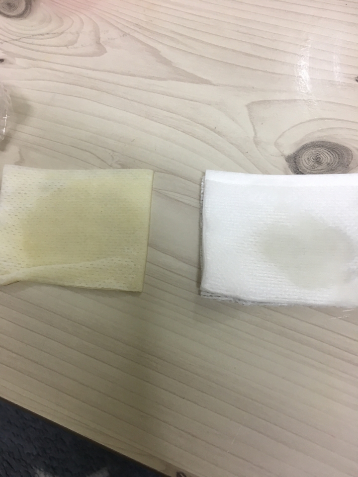 퍼프를 꺼내서 물로 다시 여러번 씻어줬어요! 이제 노란 물이 안 나오죠?? 왼쪽이 색소 빼기 전, 오른쪽이 뺀 후입니다! 차이가 엄청 커요😮