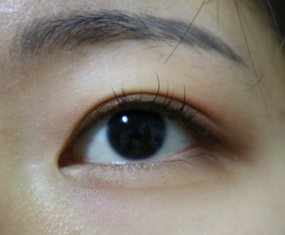 아이라인은 브라운펜슬로 채워주고 꼬리는 아주 살짝 샤프하게 빼주어 진한 브라운으로 스머지시켜줍니다!