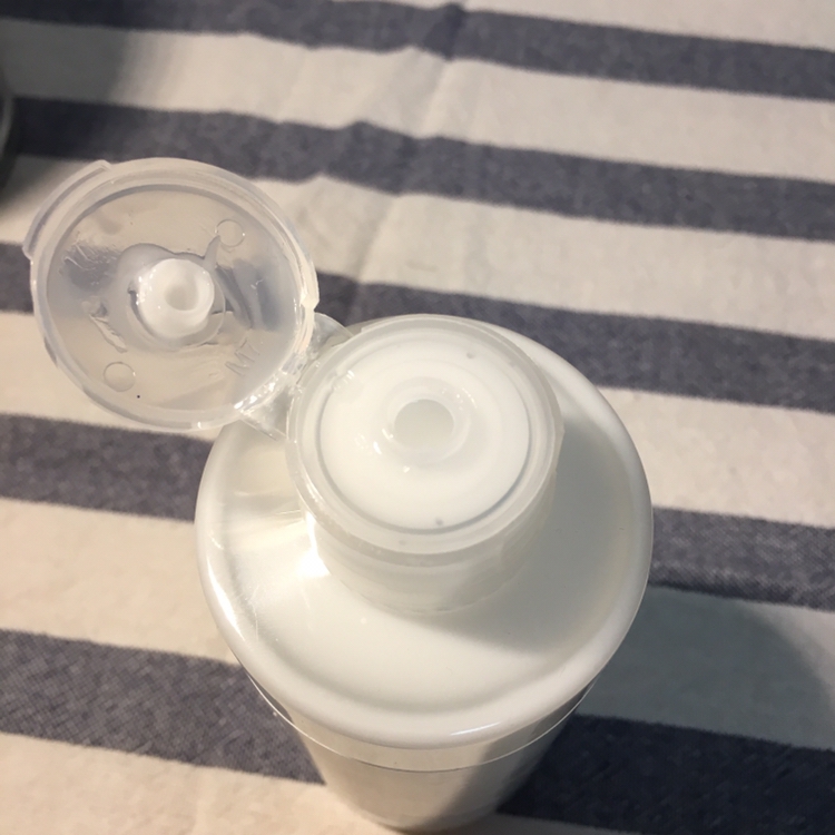 뚜껑은 뻑뻑하지 않고 부드러워서 열기 편해요 
힘 조절 잘못하면 잘 부러질 것 같기는 합니다 ..