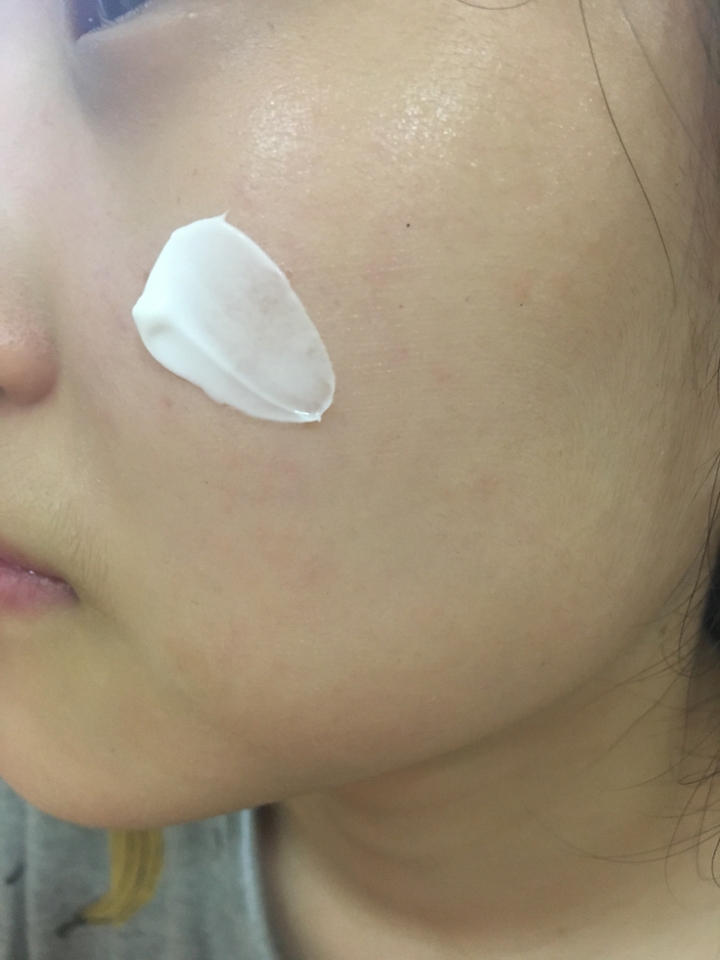 저는 건성이기도 하지만, 기본적으로 민감성 피부에요ㅠ 그래서 보통 로드샵이나 해외 브랜드 크림을 구매할 때는 얼굴이 뒤집어 지거나 뾰루지가 올라오지 않는지를 중점으로 두고 구매하는 편인데요