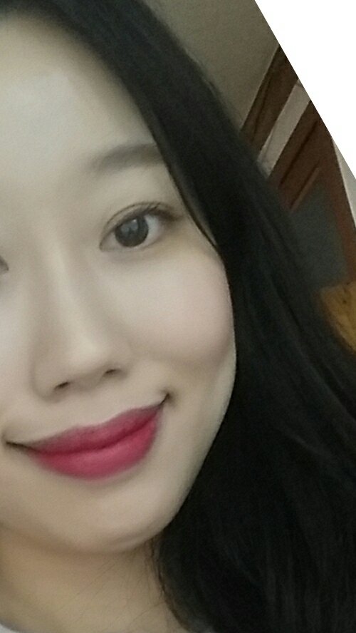 
쟈넷은 흰색옷에 잘 어울리는 레드핑크색이에요!
요즘같은 겨울에도 흰색 니트에 입으면 분위기있어보일거에요^^

