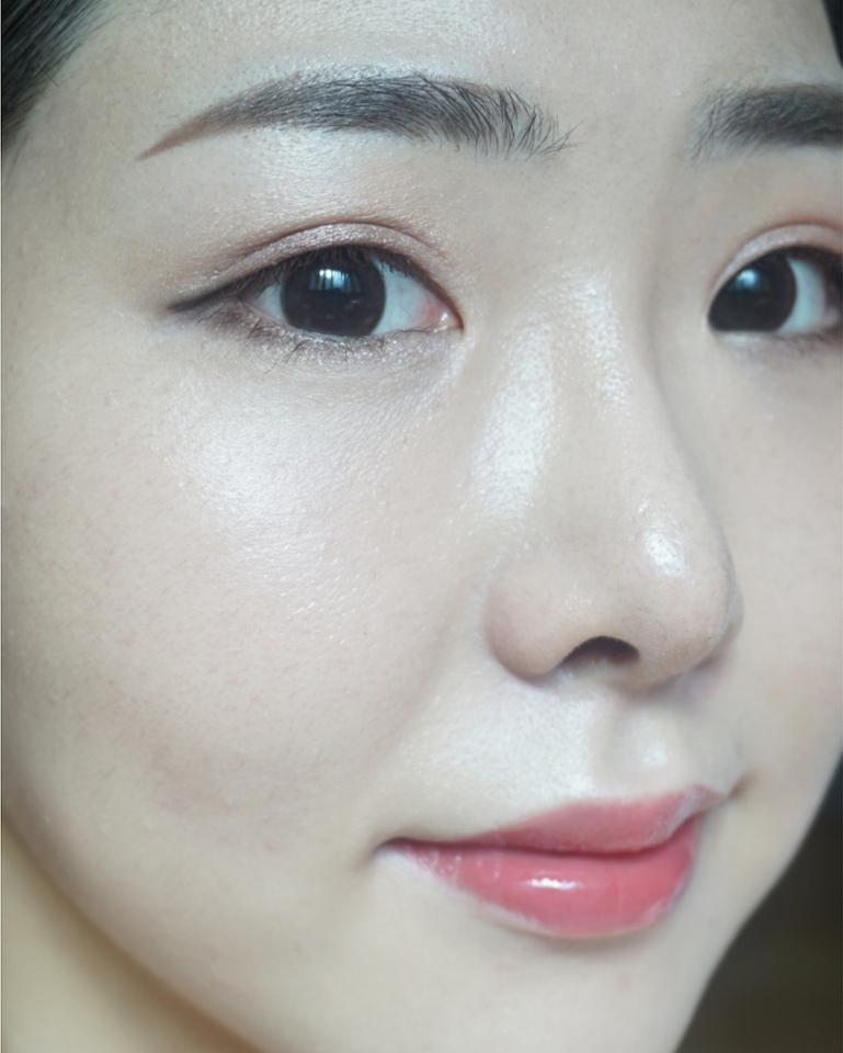 완성샷입니다!
섀도우, 블러셔, 그리고 립스틱 모두 핑크색을 사용하여 여성스러운 느낌을 연출해줬습니다.
 