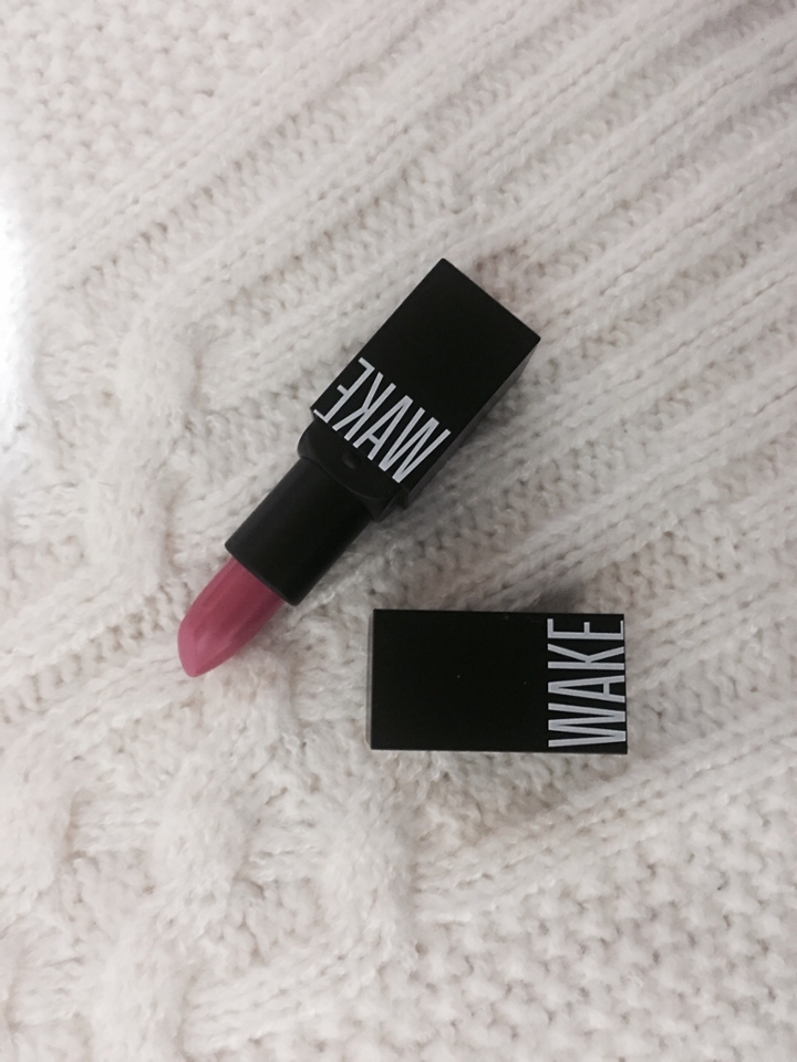 필터: 아이폰 흐림
이건 분위기상 약간 어둡게 찍었습니당!!
푸치아 어딕션 색상은 너무 밝고 핫한 핑크는 아니여서 
웜톤 쿨톤 상관없이 바르셔도 괜찮을 듯한 컬러입니당
겨울에 바르면 따듯한 느낌의 핑크여서 좋습니당!