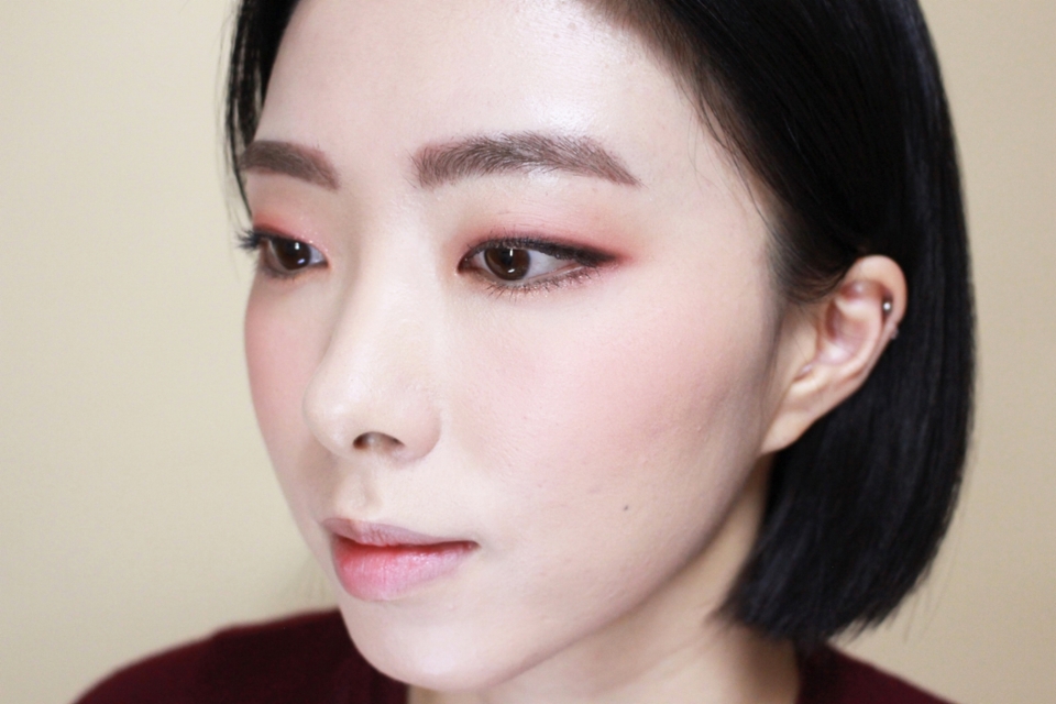 블러셔를 레이어드해주면 요렇게 조금더 강려크해진 얼굴 전체의 생기를 느낄수가있어요.
너무 진해보이는거같지만 가까이서 여러분이 블러셔만 바라보고있기 때문이에요!
몇걸음만 뒤로 가보시겠어요?? 조금만더??